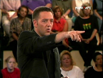 John Edward en acci&oacute;n, en 'Cruzando al M&aacute;s All&aacute;'.